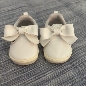 Stride Rite White Dress Shoes with Elegant Bow
